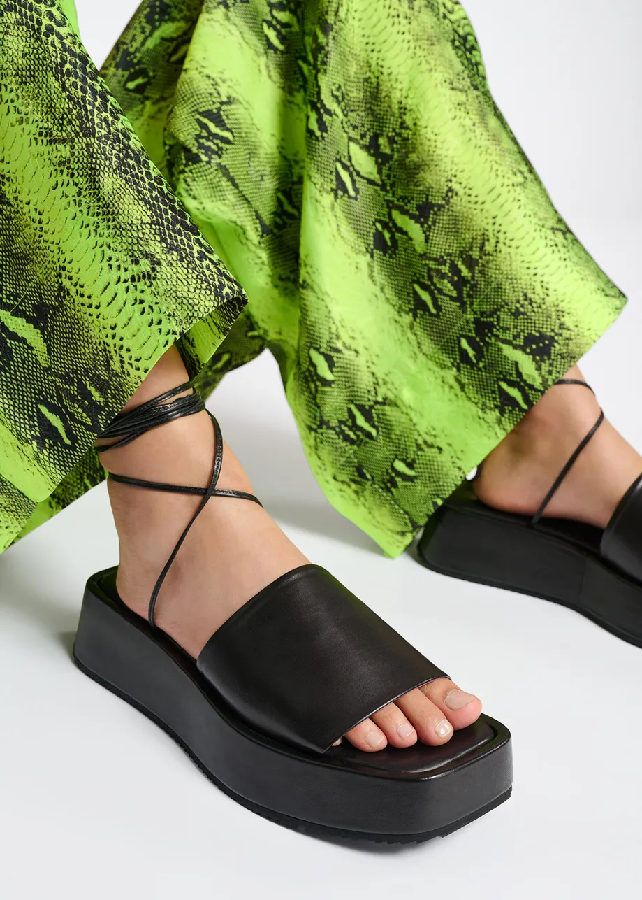 Sandales compensées en cuir noir avec liens
