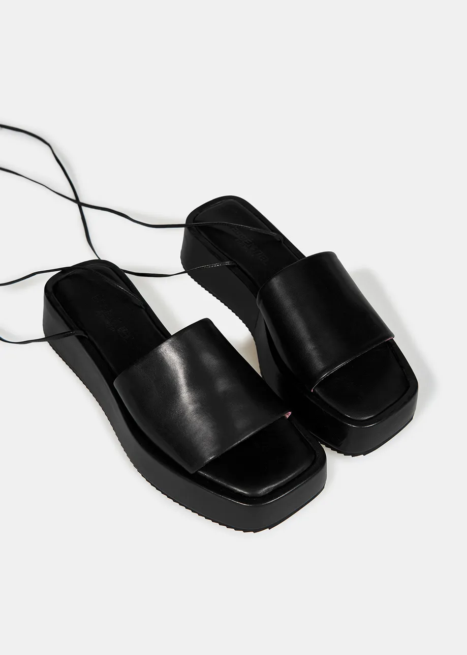 Sandales compensées en cuir noir avec liens