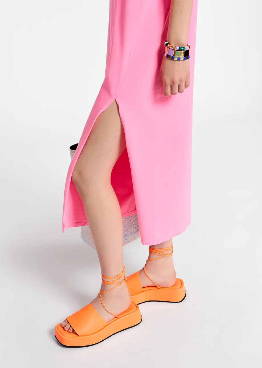 Te knopen plateausandalen in fluo-oranje leer