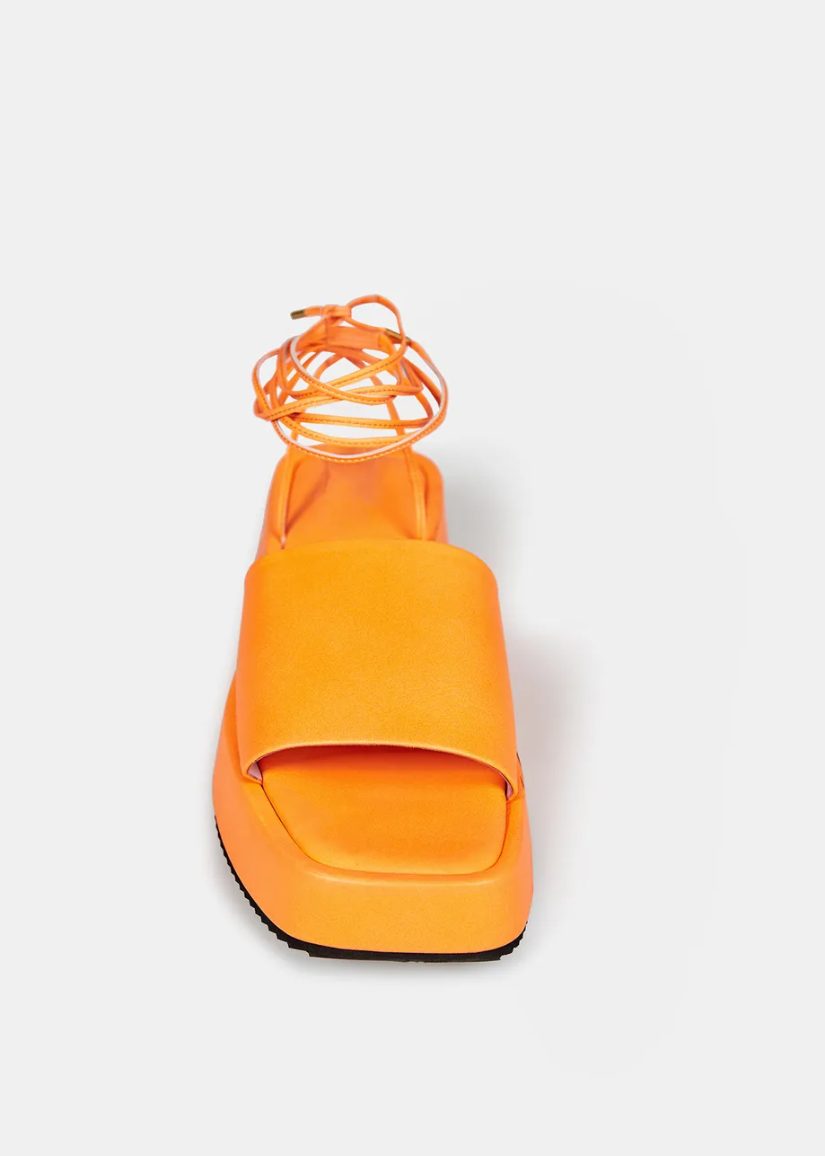Sandales compensées en cuir orange néon avec liens