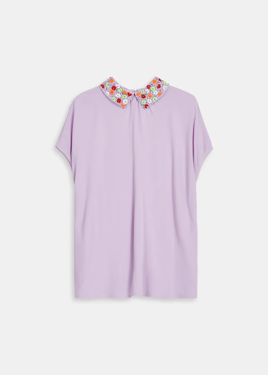 Lilac short-sleeved top with rhinestone-embellished collar