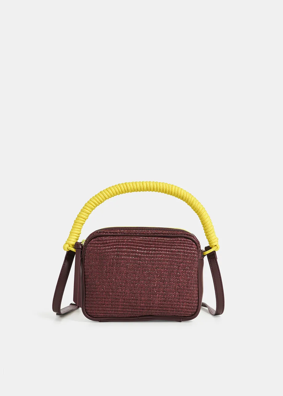 Sac à bandoulière en raphia bordeaux et jaune