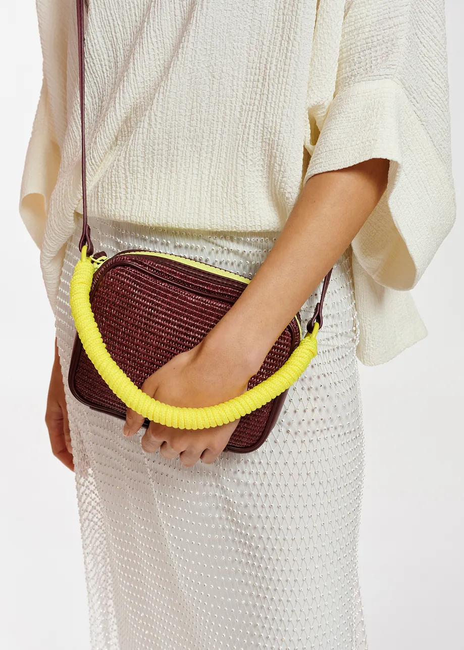 Sac à bandoulière en raphia bordeaux et jaune