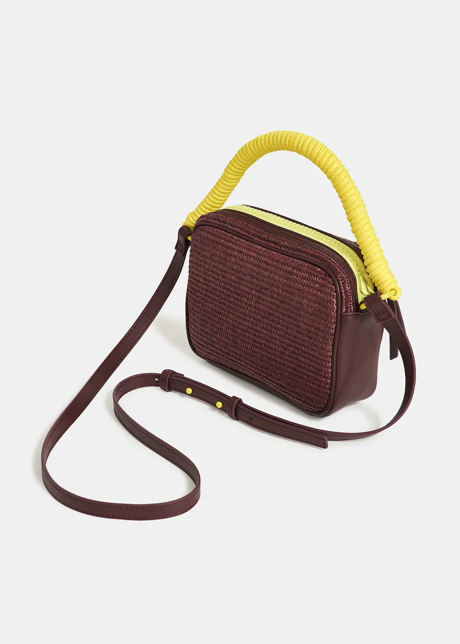 Sac à bandoulière en raphia bordeaux et jaune
