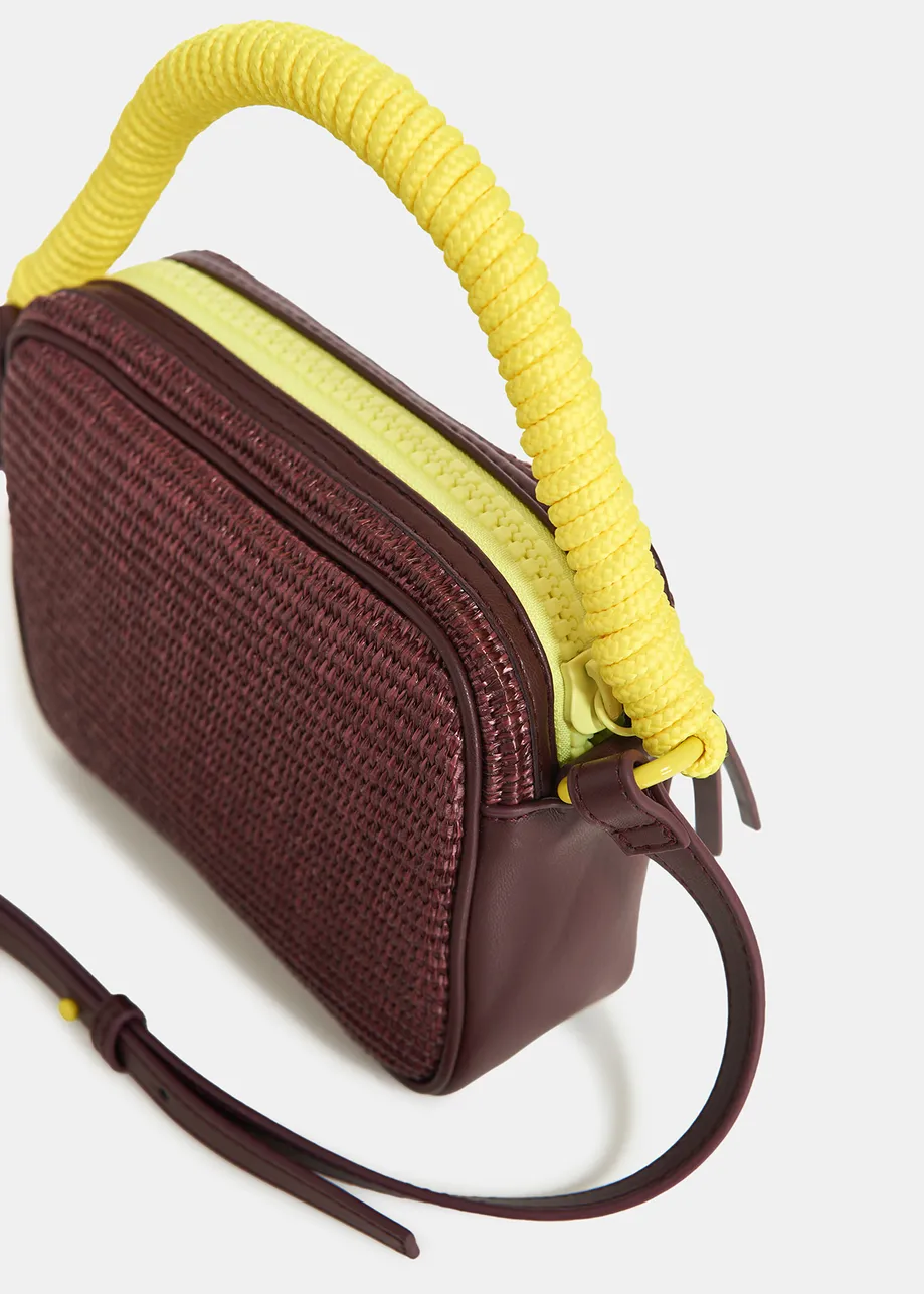 Sac à bandoulière en raphia bordeaux et jaune