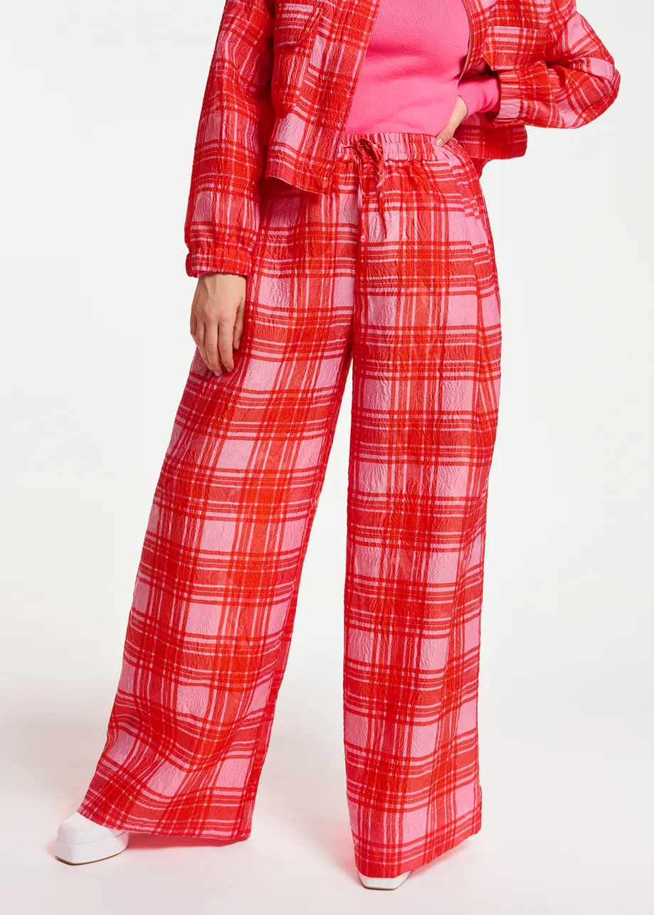 Wijde broek met roze en rood ruitjesmotief