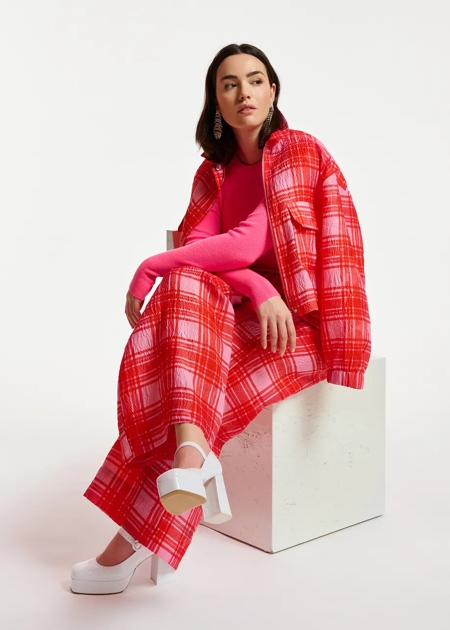 Wijde broek met roze en rood ruitjesmotief