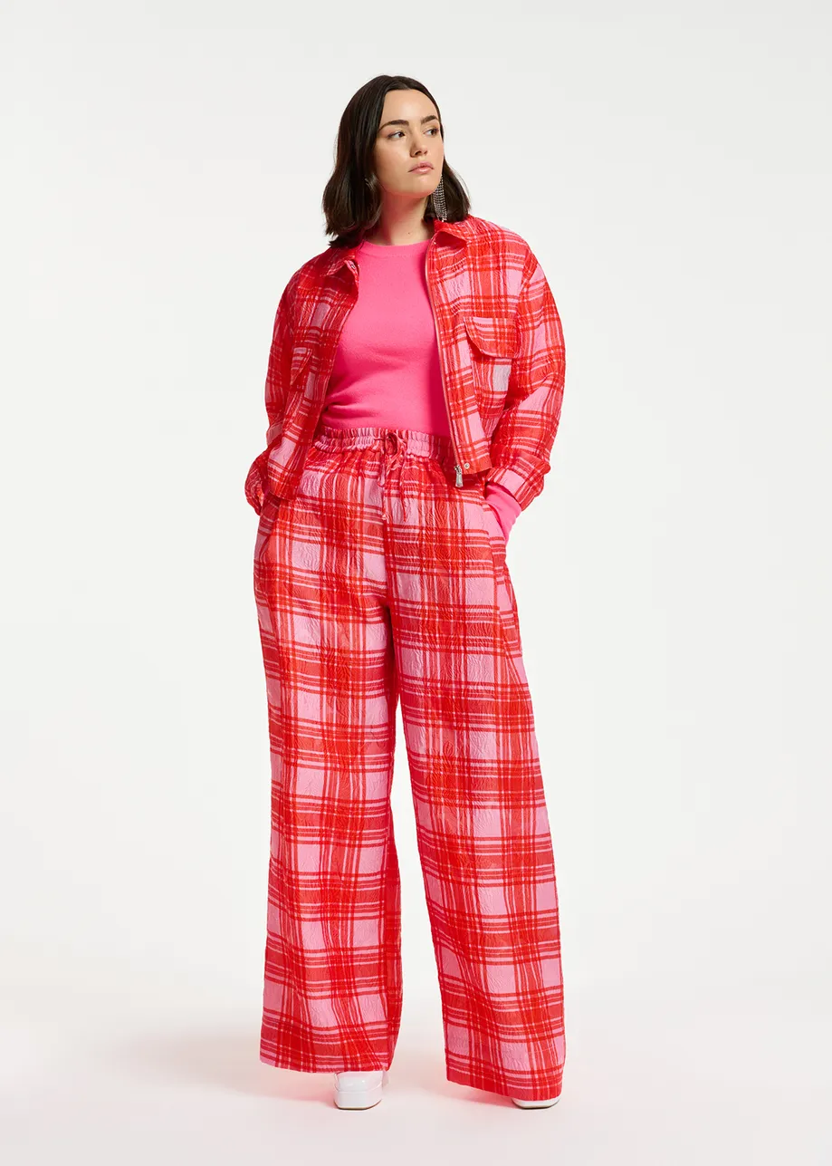 Wijde broek met roze en rood ruitjesmotief