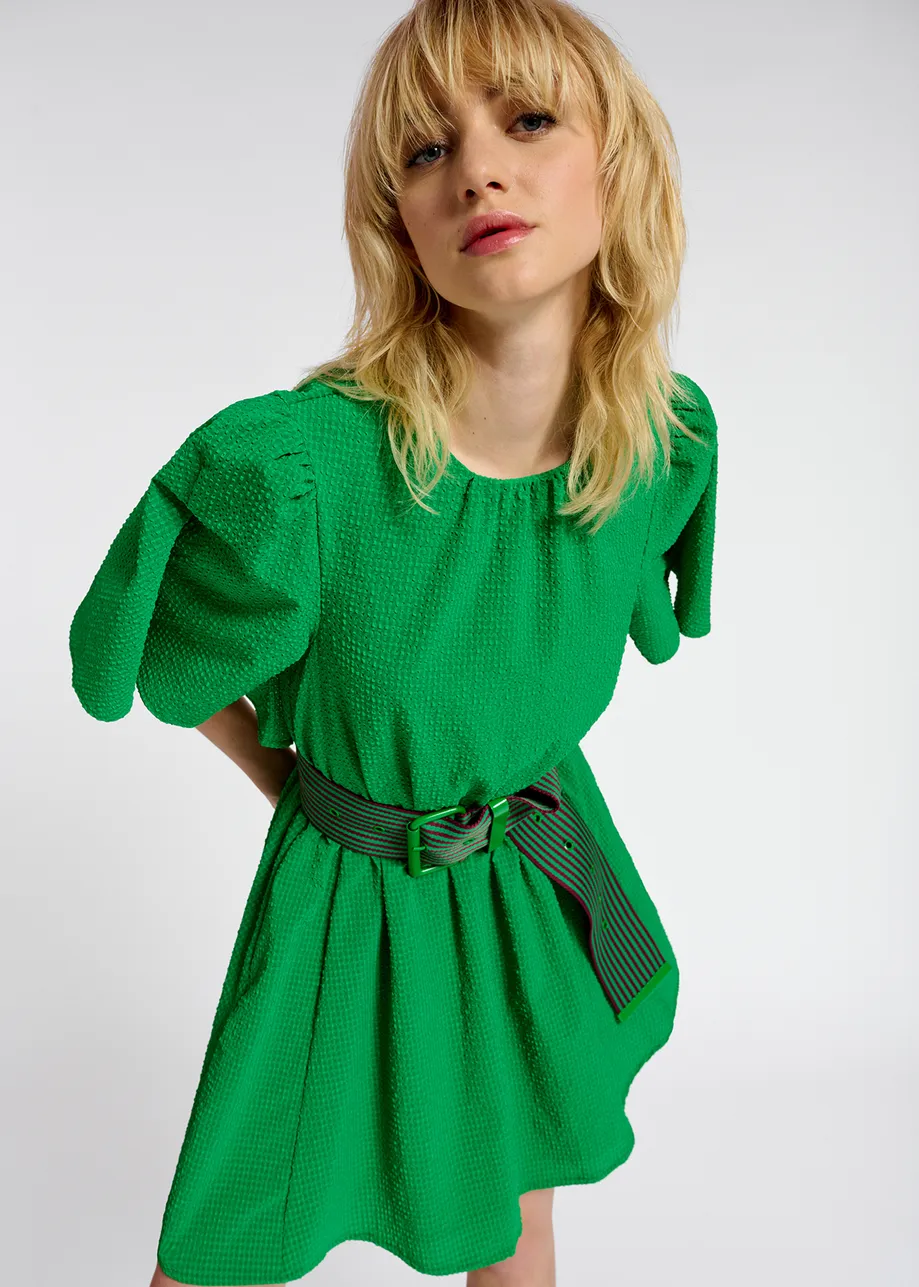 Groene mini-jurk met cape-mouwen