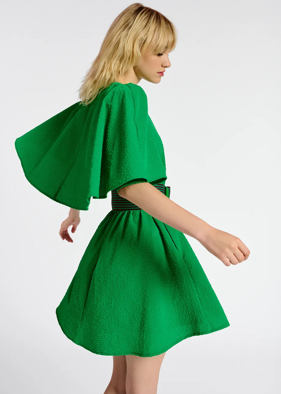 Groene mini-jurk met cape-mouwen
