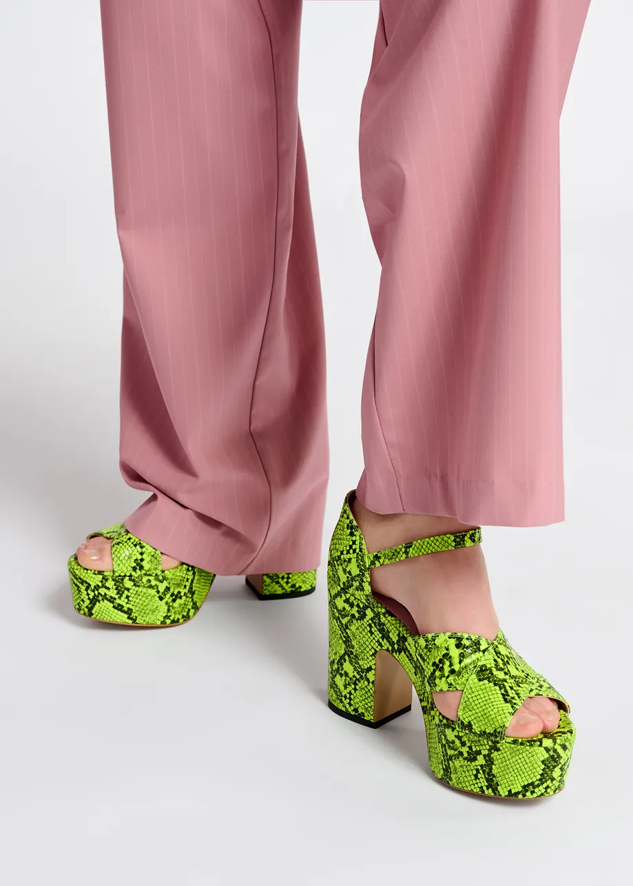 Fluogele plateausandalen met slangeffect
