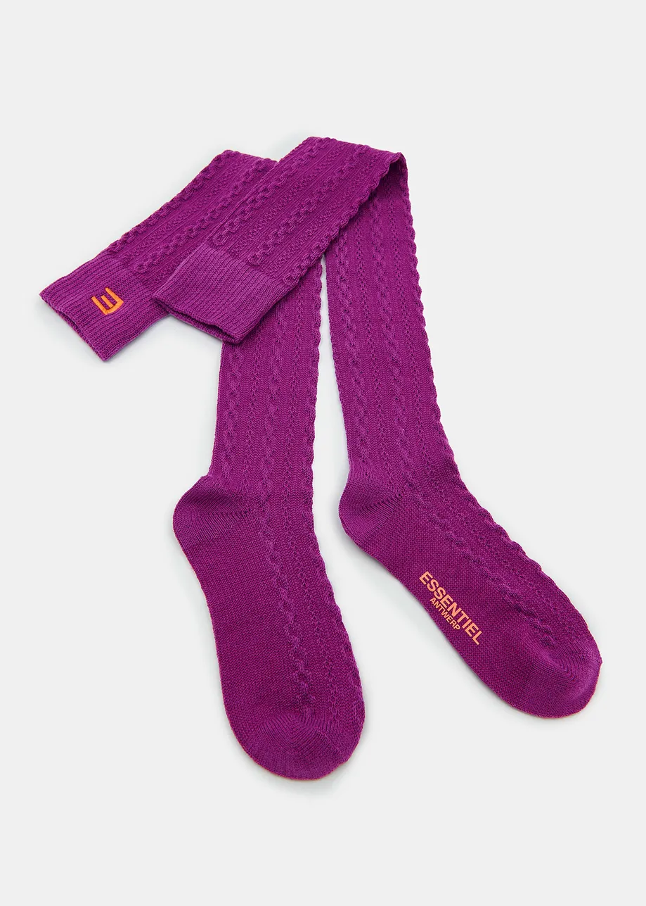 Violette Socken mit Zopfmuster