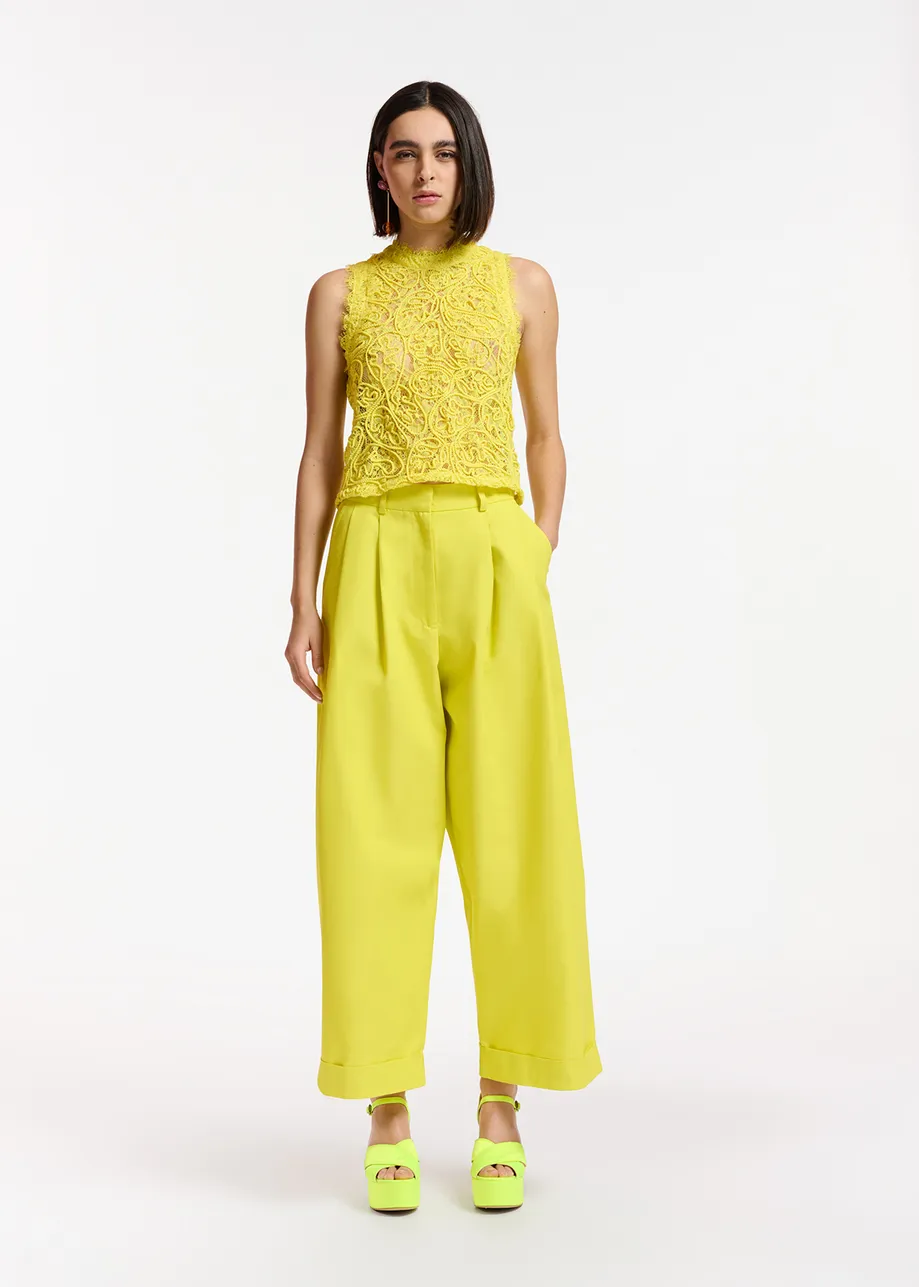 Gele broek met brede pijpen