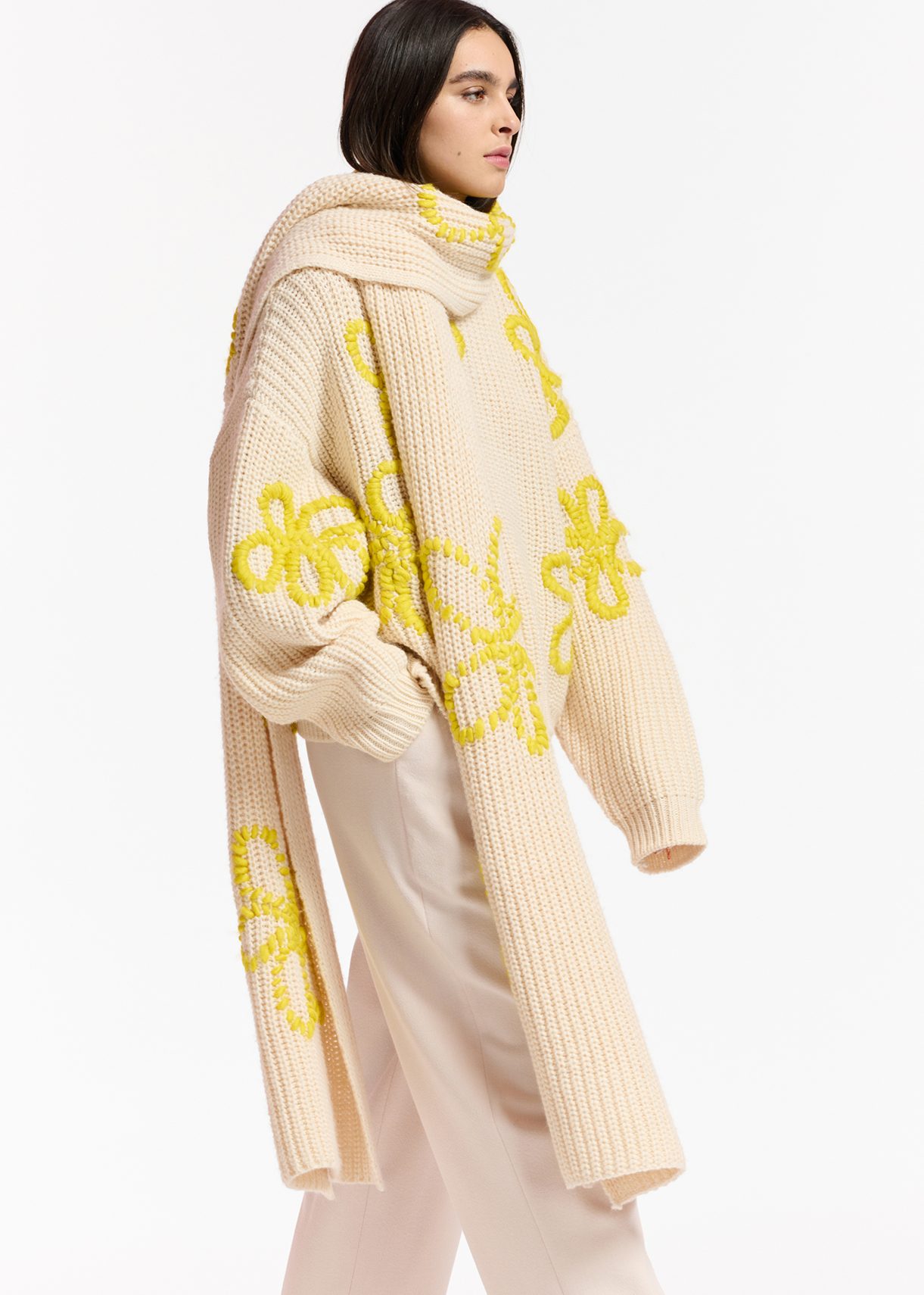 Ecru rib-knitted scarf with floral embroideries