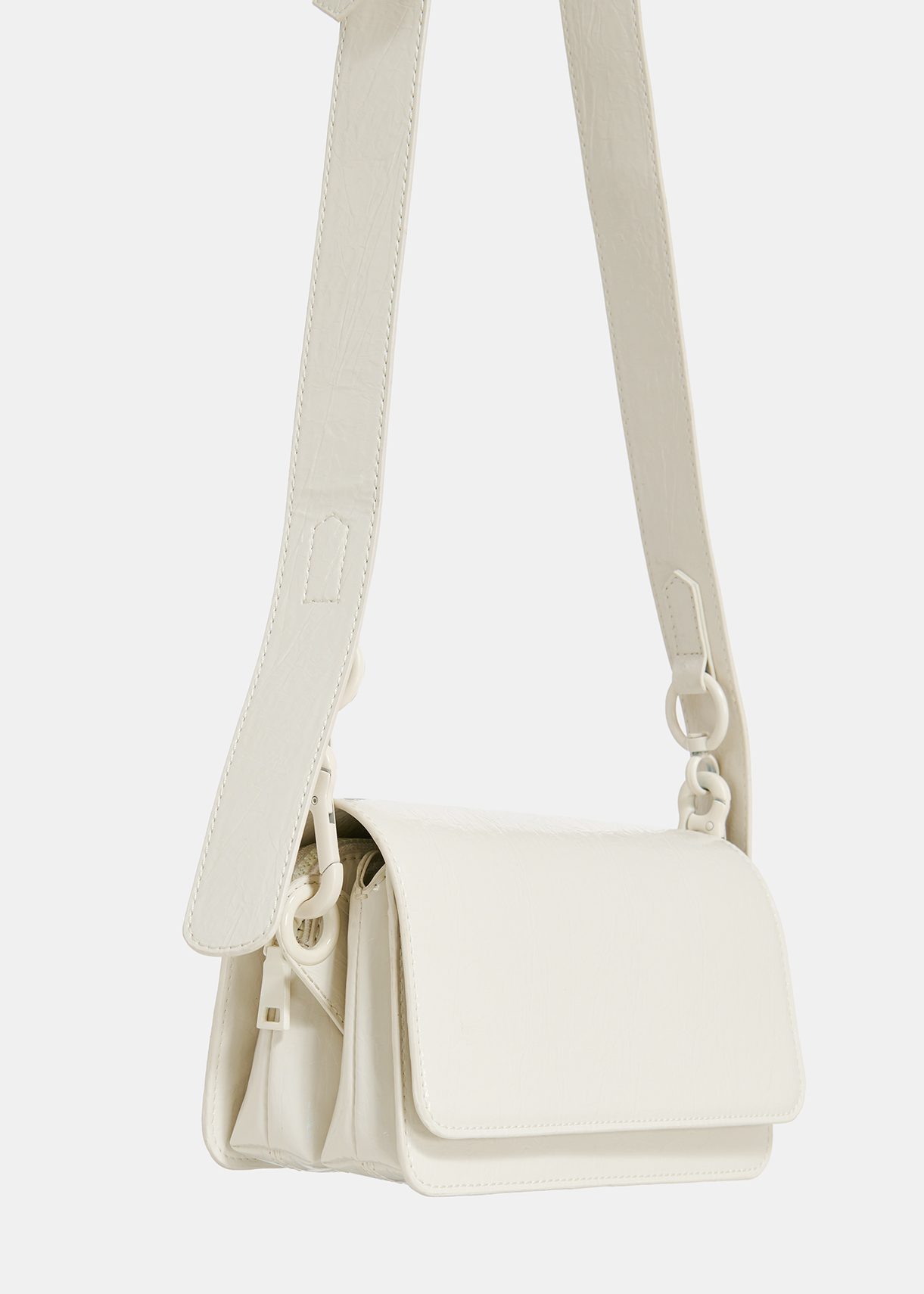 Sac bandouli re en faux cuir verni blanc cass Essentiel