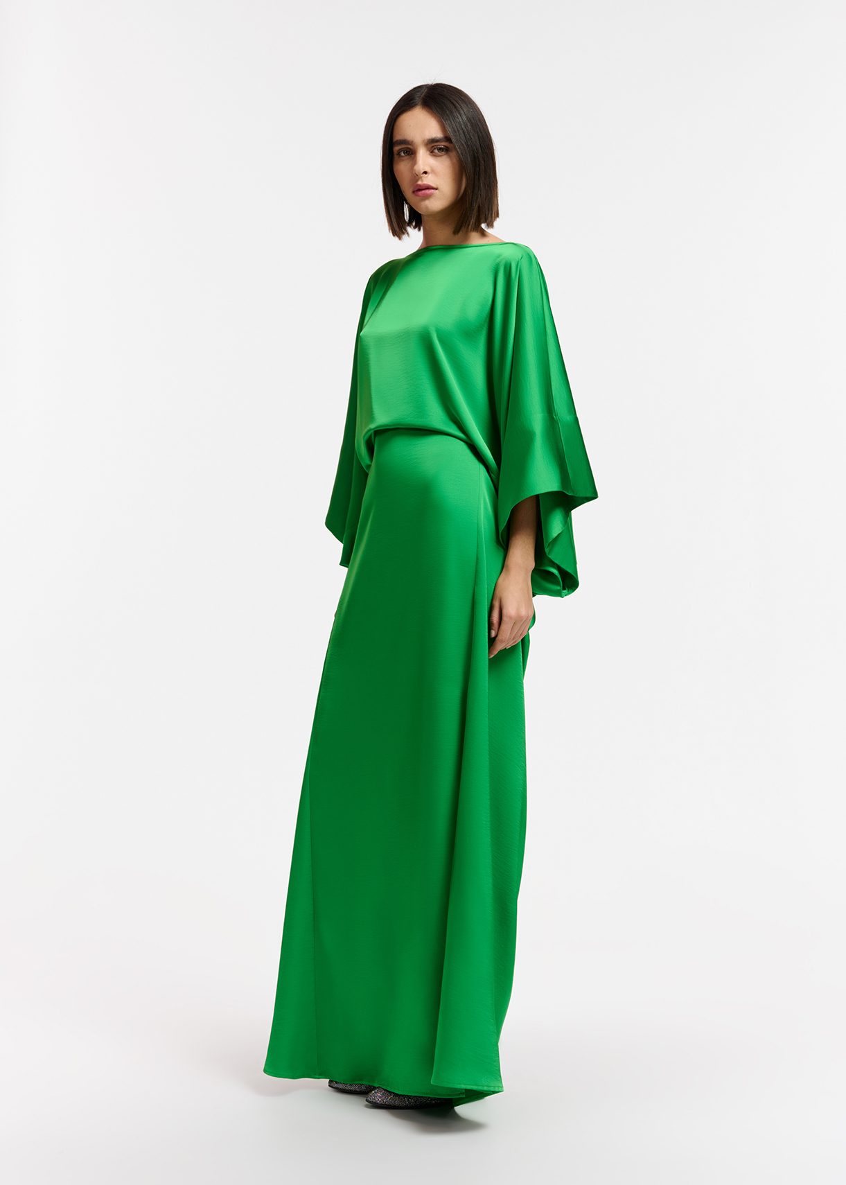 Robe de soir e en satin vert Essentiel Antwerp Belgique