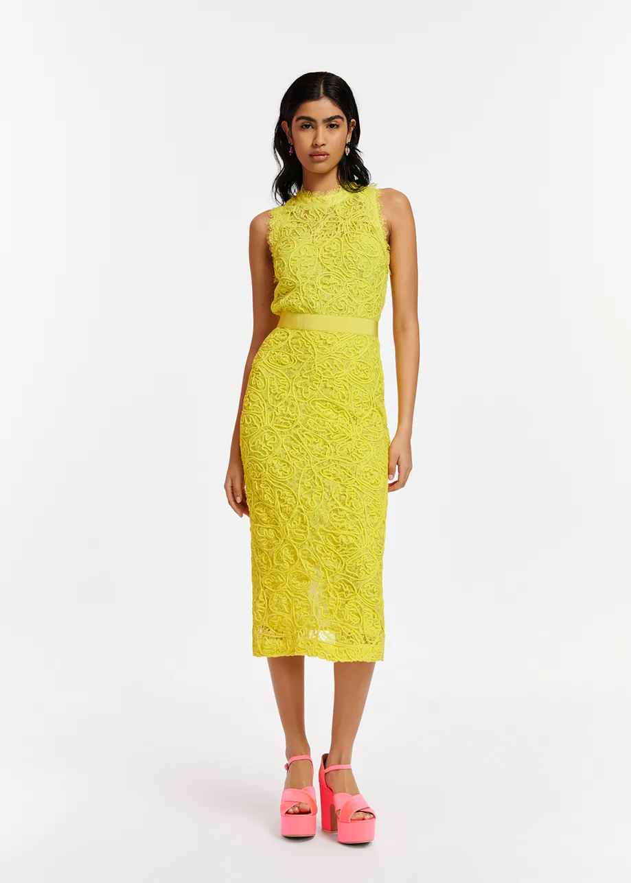 Gelbes Midikleid mit Spitze und Stickerei