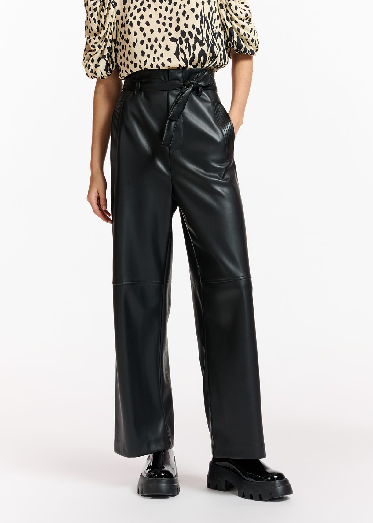 Pantalon en faux cuir noir avec ceinture Essentiel Antwerp Belgique