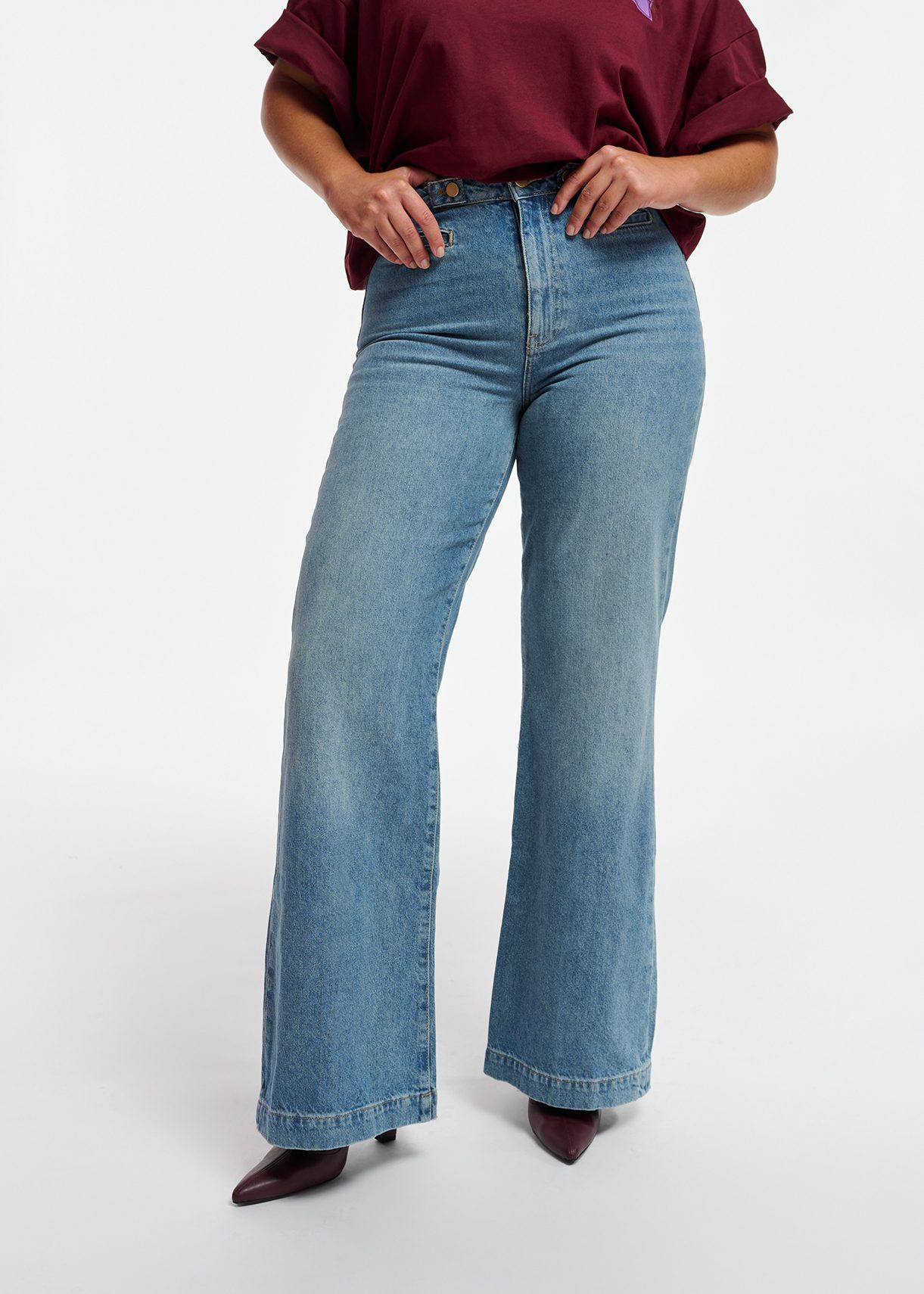 Straight-leg blue jeans with kick flare