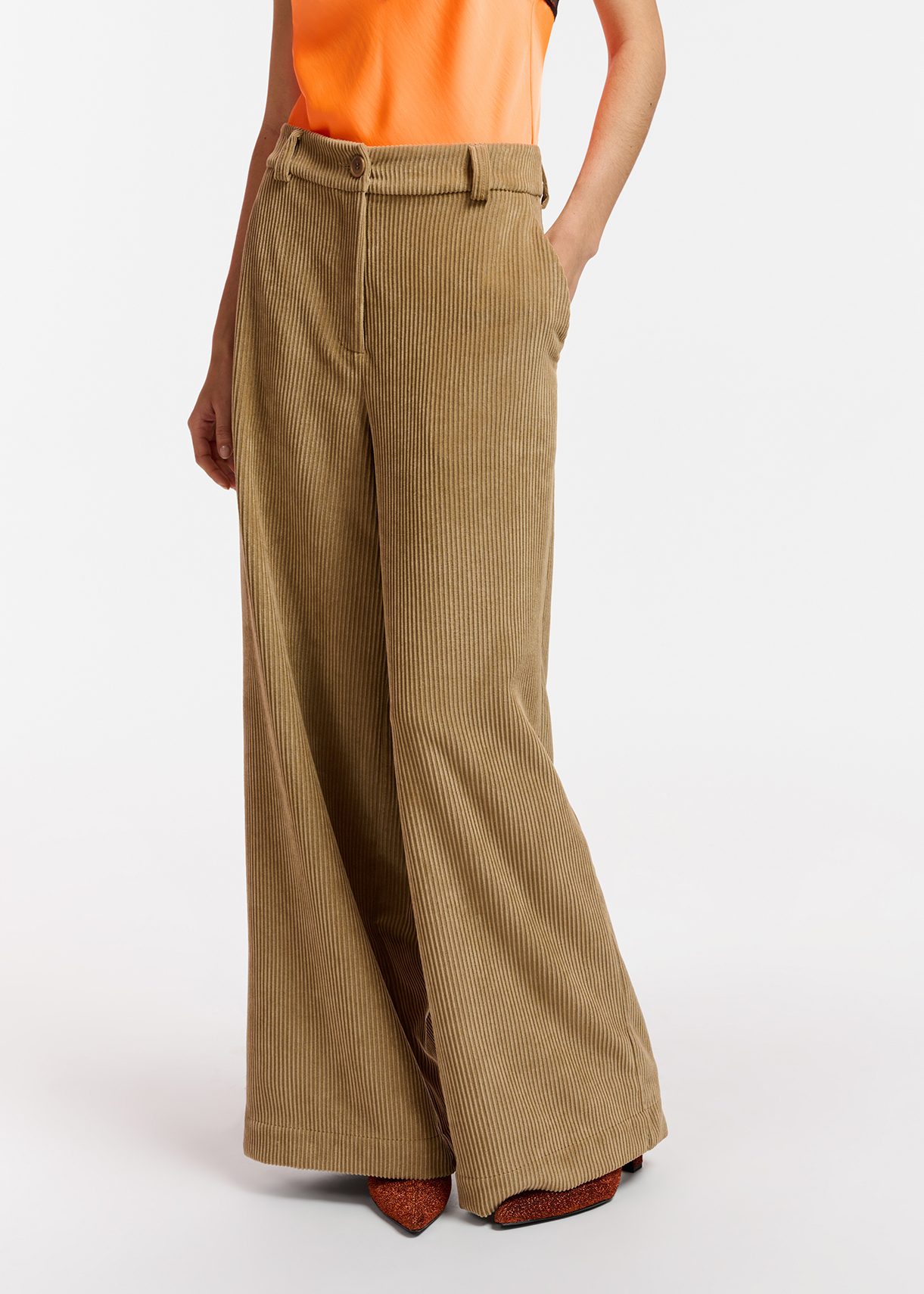 Camel ribfluwelen broek met Essentiel Antwerp