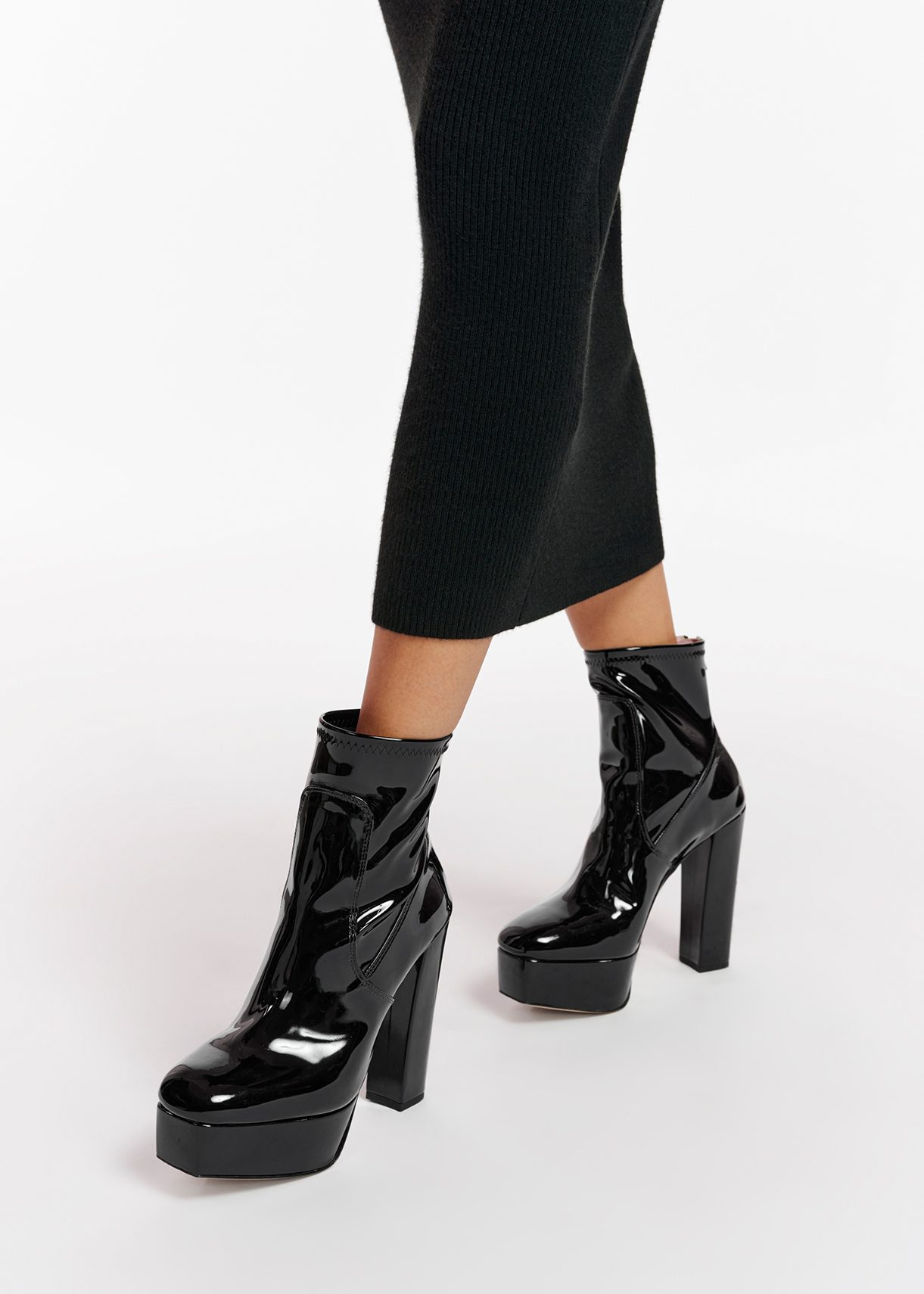 Bottines à plateau en faux cuir verni noir