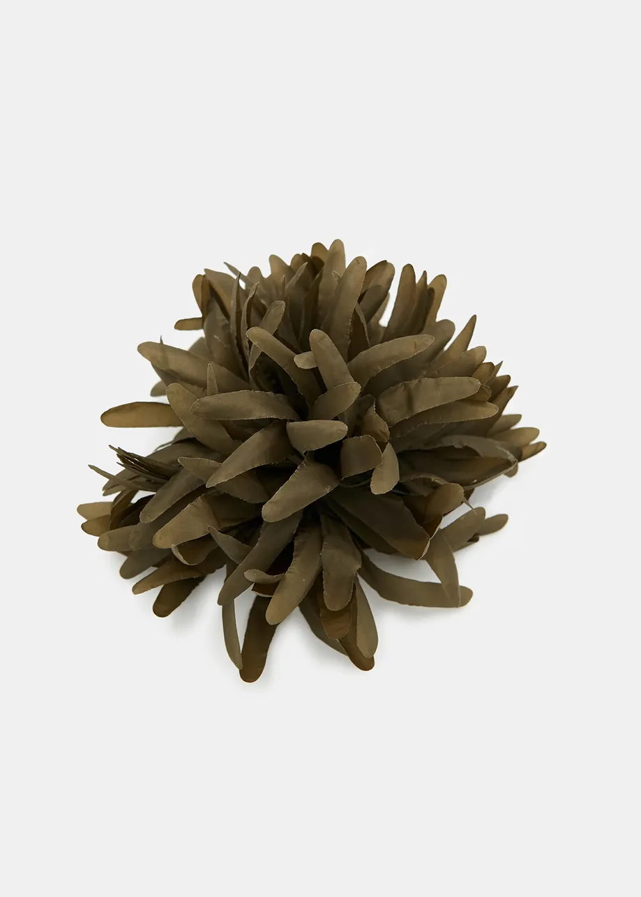 Khaki flower-shaped brooch