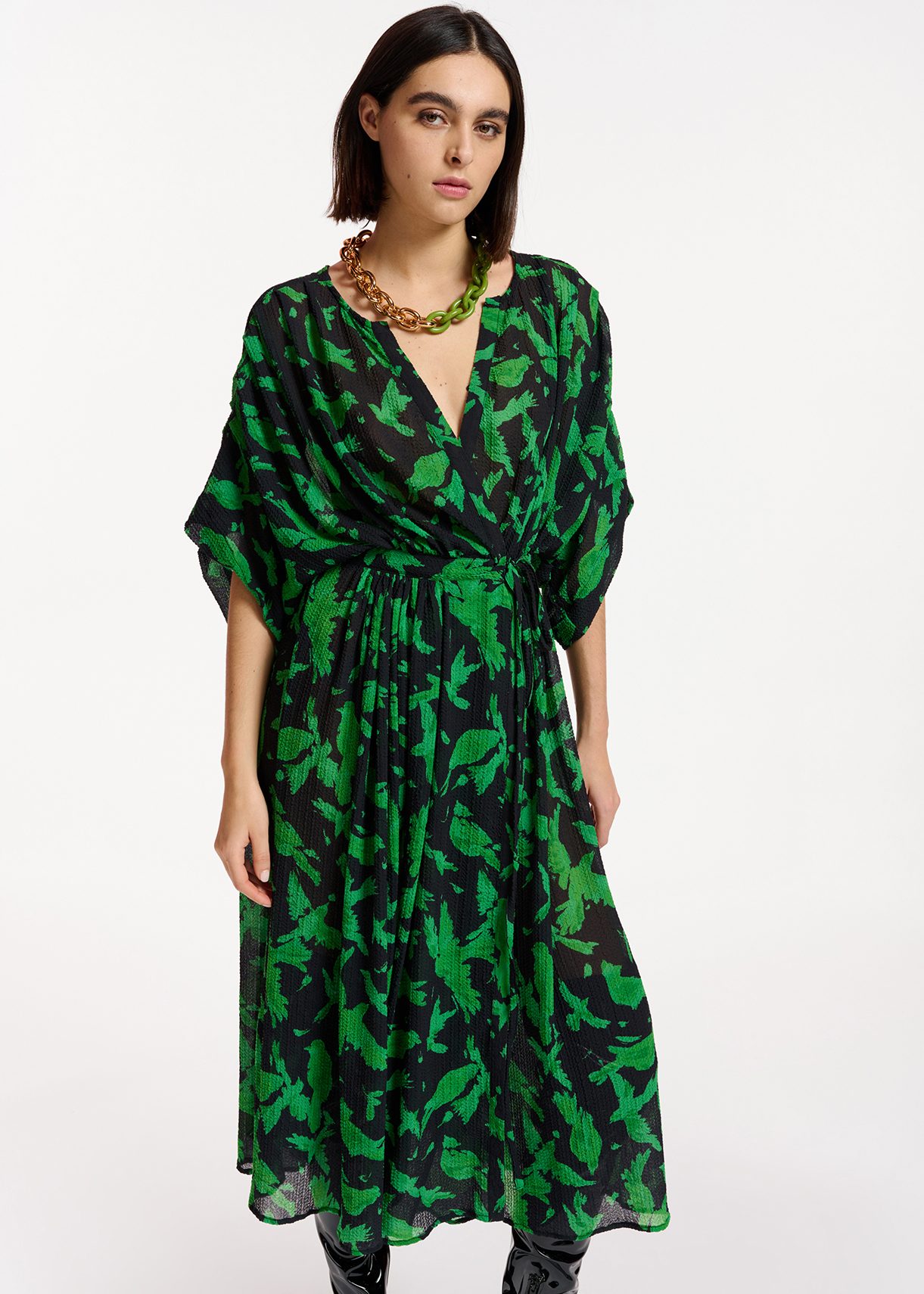 Robe midi portefeuille noire et verte Essentiel Antwerp France