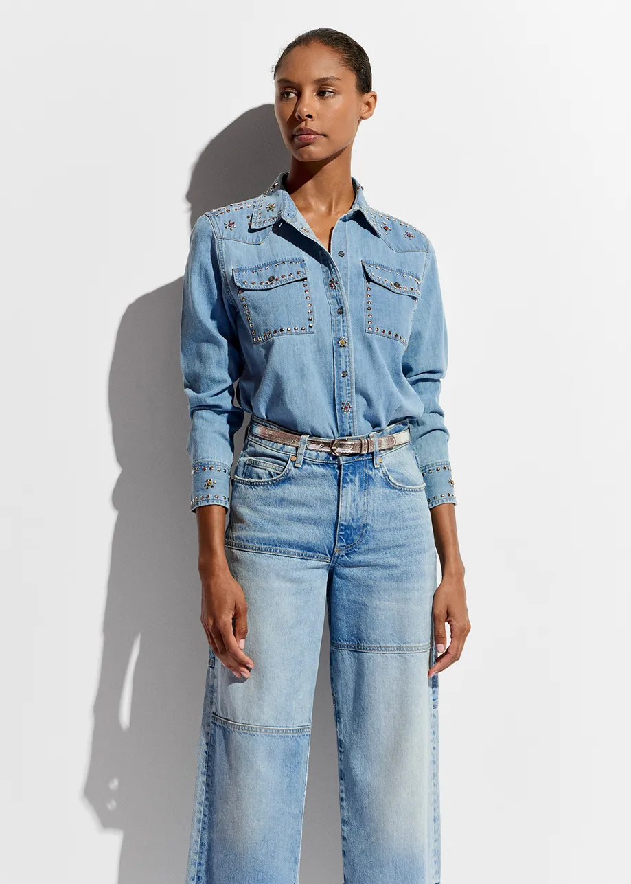 Blaues Jeanshemd mit Nietenverzierung