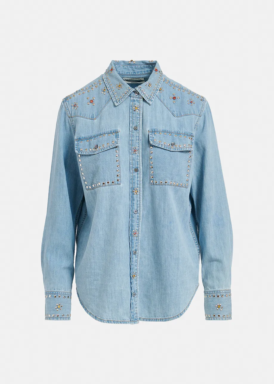 Blaues Jeanshemd mit Nietenverzierung