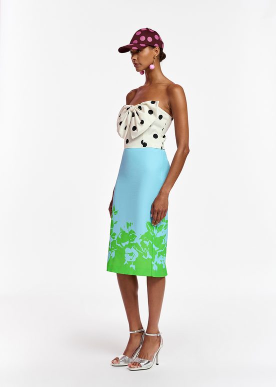 Blauwe en groene midirok met bloemenprint