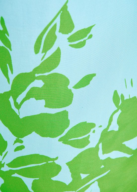 Blauwe en groene midirok met bloemenprint