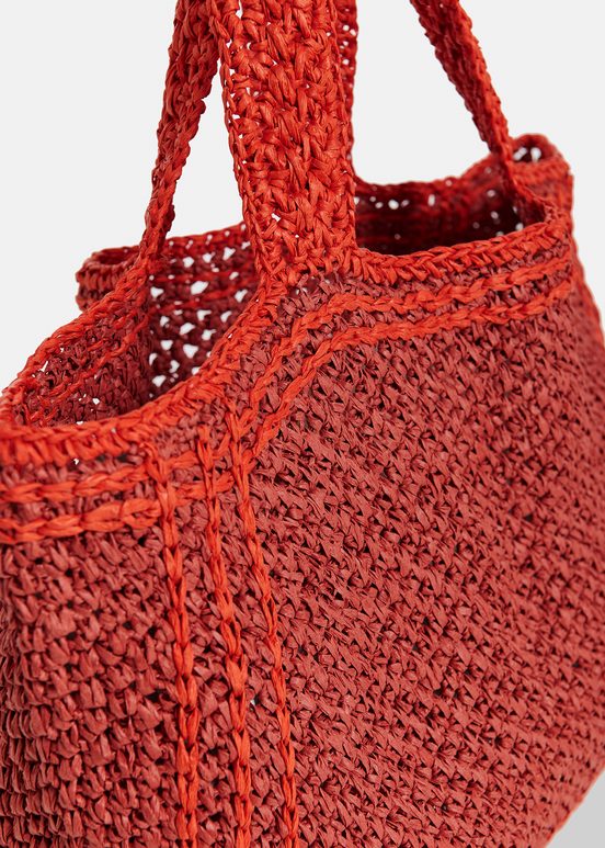 Baksteenrode en oranje shopper in papieren raffia