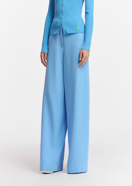 Blaue Hose mit weitem Bein