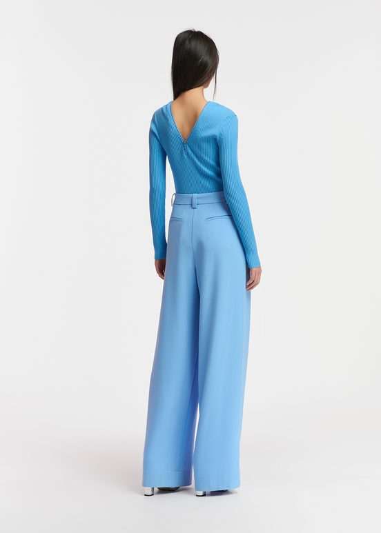 Blaue Hose mit weitem Bein