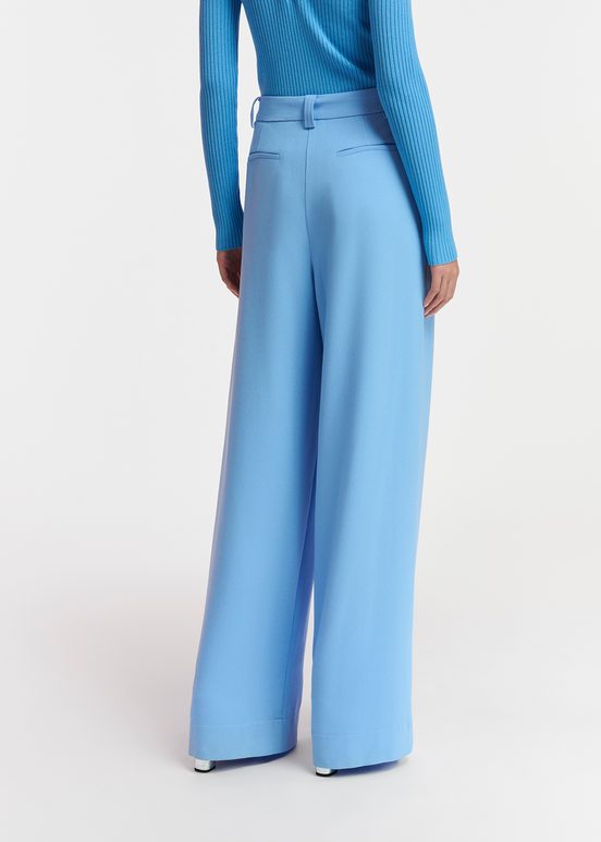 Blaue Hose mit weitem Bein