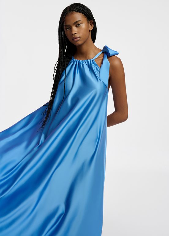 Robe maxi bleue à encolure américaine