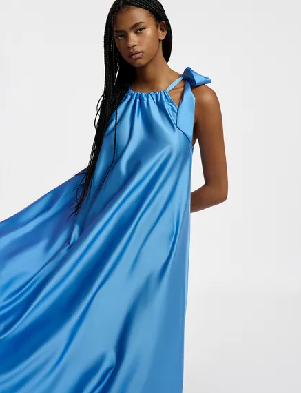 Robe maxi bleue à encolure américaine