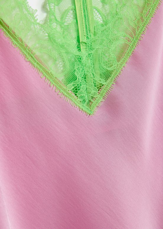 Caraco rose clair avec bords en dentelle vert fluo