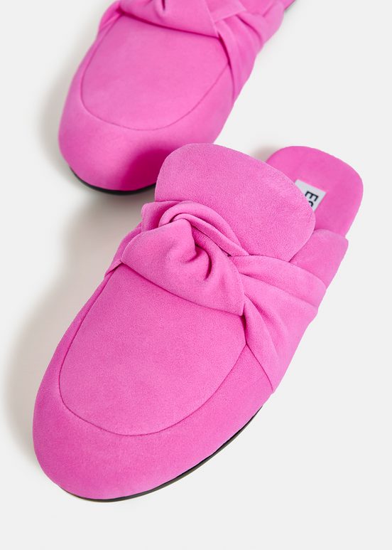 Roze suèdeleren slippers met knoopdetail