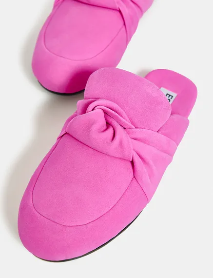 Roze suèdeleren slippers met knoopdetail