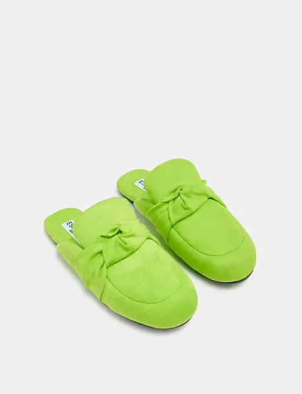 Grüne Slipper mit Zierknoten in Wildlederimitat