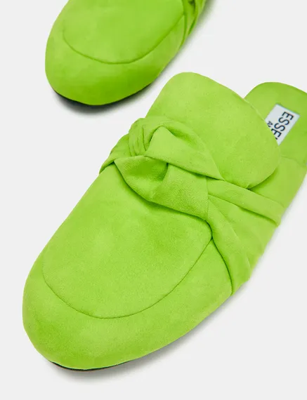 Grüne Slipper mit Zierknoten in Wildlederimitat