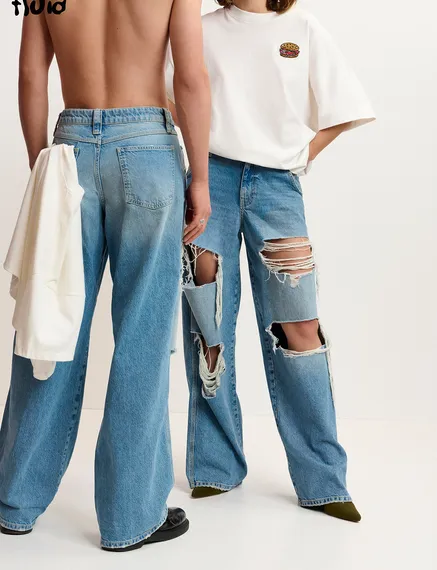 Blauwe afgedragen jeans met brede pijpen