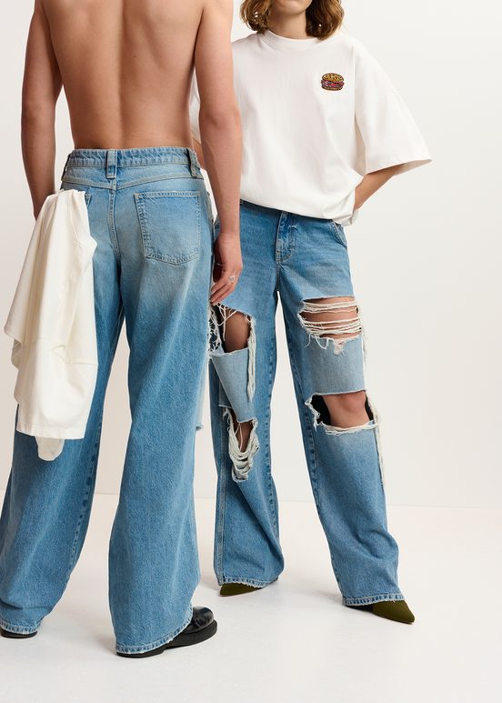 Blauwe afgedragen jeans met brede pijpen