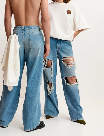 Blauwe afgedragen jeans met brede pijpen