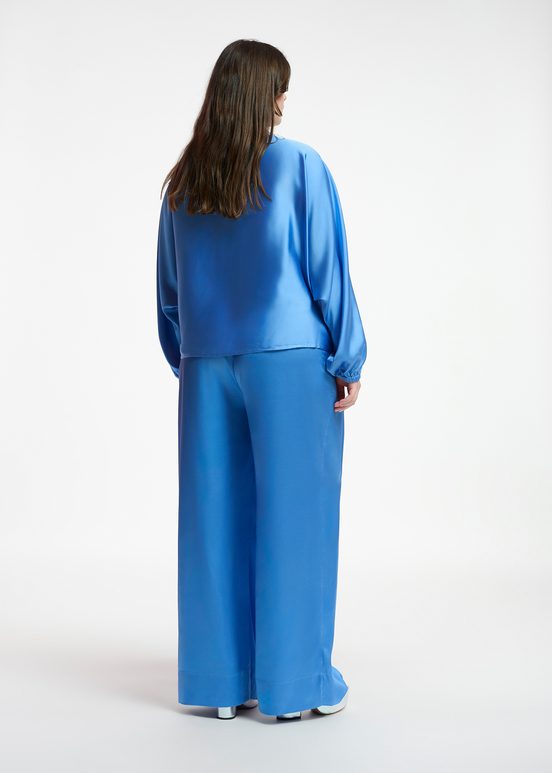 Blauwe broek met brede pijpen