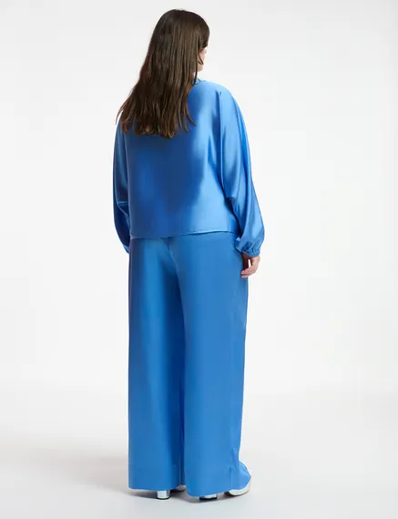 Blaue Hose mit weitem Bein