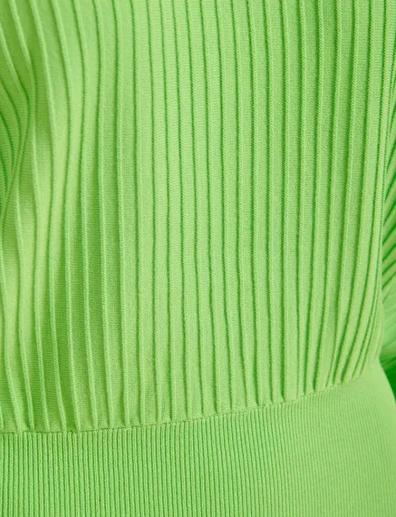 Pull vert à taille cintrée