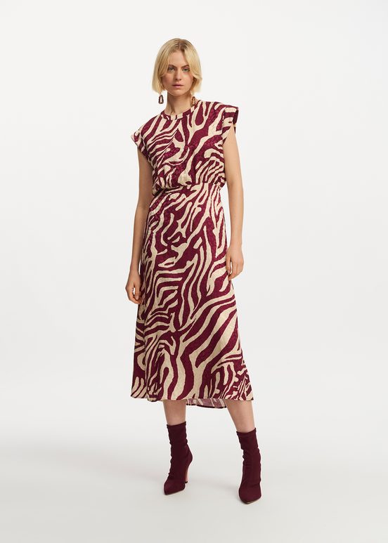 Weinrotes und ecrufarbenes Midikleid mit Zebra-Print