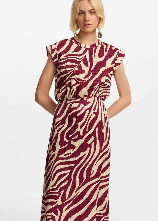 Weinrotes und ecrufarbenes Midikleid mit Zebra-Print